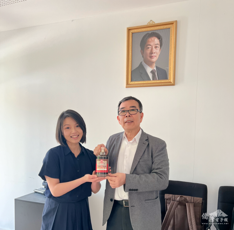 德北臺灣協會會長陳安吉致贈陳槱順融合東方美人茶香的臺德合作琴酒，象徵其任內德臺交流的豐碩成果