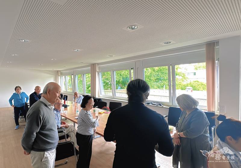 柏林「梧方中醫」創辦人吳中醫為與會者示範居家DIY刮痧與拔罐