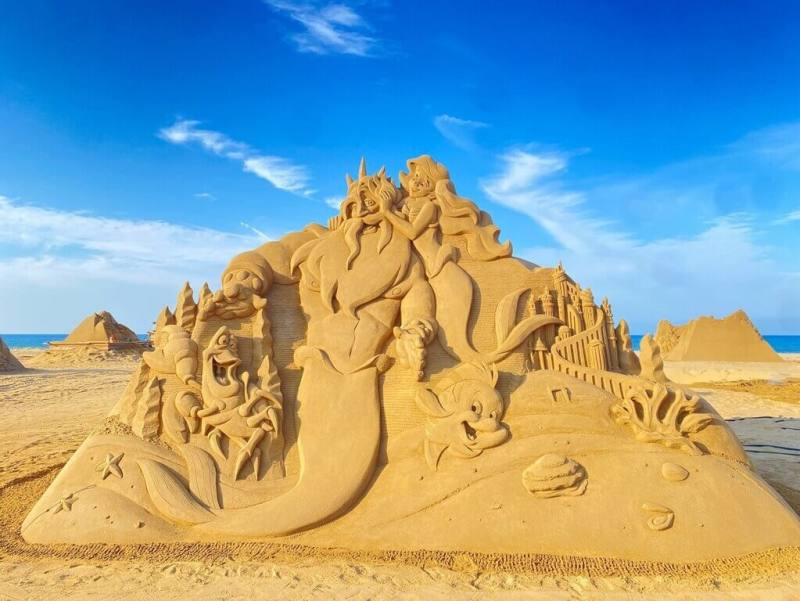 2025福隆國際沙雕藝術季以「迪士尼（Disney）仲夏歡樂祭」為主題，圖為小美人魚（The Little Mermaid）沙雕作品。（福容大飯店提供）