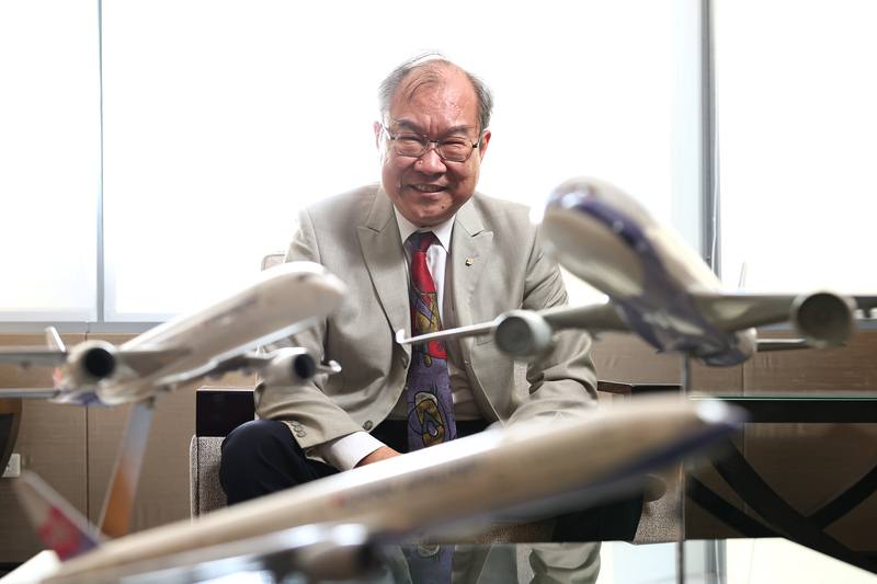 疫情後桃機轉機旅客暴增，華航董事長高星潢表示，一部分來自亞洲原本重要樞紐香港的弱化，台灣受惠「外溢、轉單效益」，另外是華航、長榮航等的航班規劃，在轉機的時間帶上具備優勢。