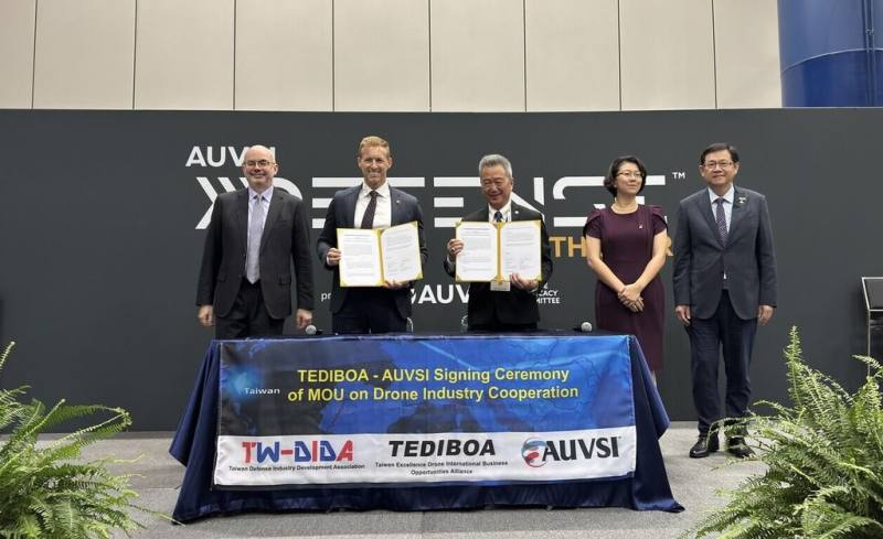 「無人機聯盟」與國際無人系統組織（AUVSI）簽署合作備忘錄，左起為美國在台協會台北辦事處處長谷立言、國際無人系統組織（AUVSI）主席Michael Robbins、台灣卓越無人機海外商機聯盟主席胡開宏、外交部駐休士頓台北經濟文化辦事處處長蕭伊芳、外交部非政府組織國際事務會執行長江振瑋。（漢翔提供）