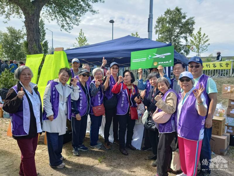 奧地利客家會眾多熱心會員在活動現場擔任志工，大家各司其職，互相合作，帶給鄉親們一個愉快又難忘的午後。
客家會長鍾秋娟（左二）表示，這次活動是文化珍貴的傳承，未來客家會將持續每年舉辦