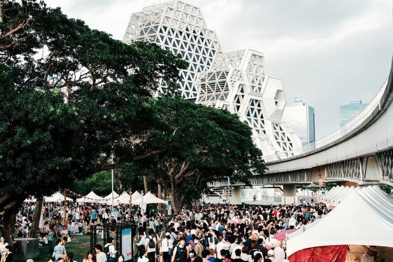 2025法國生活節25日晚間落幕，已成為高雄與法國雙邊合作的經典活動，高雄市政府統計，3天活動共湧入逾16萬人潮。（高雄市行政暨國際處提供）