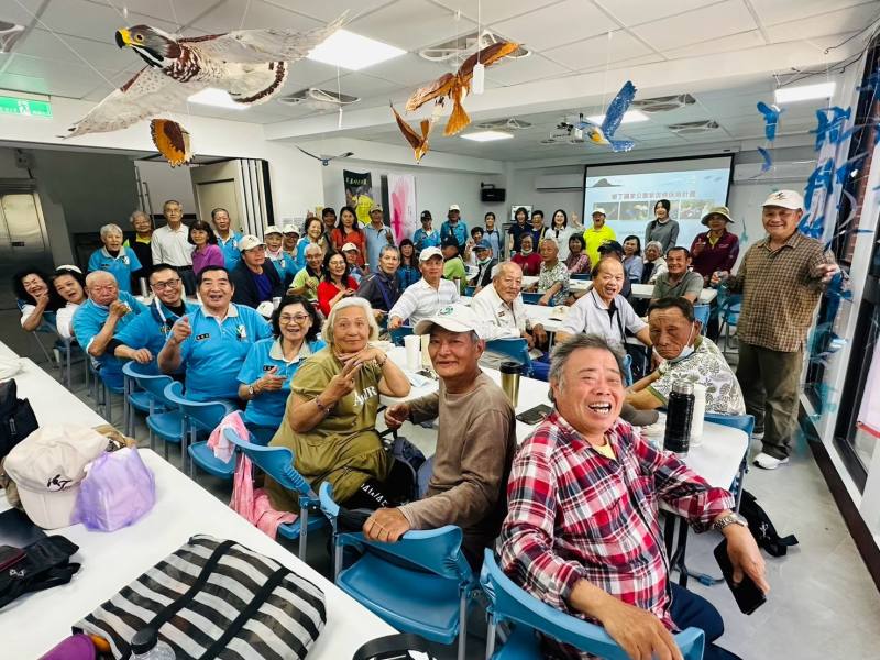 墾管處結合學者專家、民間單位與社區解說員，建構紫斑蝶生態資訊與保育監測網