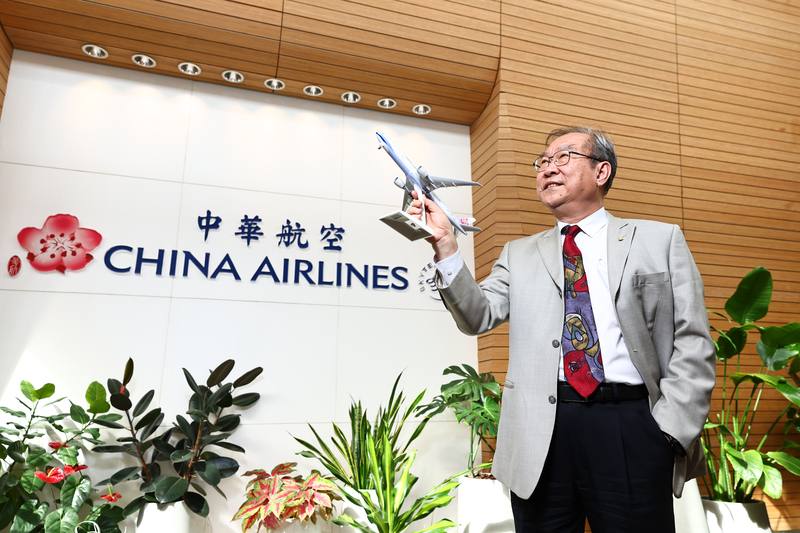 華航董事長高星潢從空服員到機師、升任董事長的跨域歷練，是台灣航空界第一人。他悟出90分哲學，強調「外界定義的第一名，不是我要追求的，我要穩紮穩打」，盼帶領華航穩中求變。