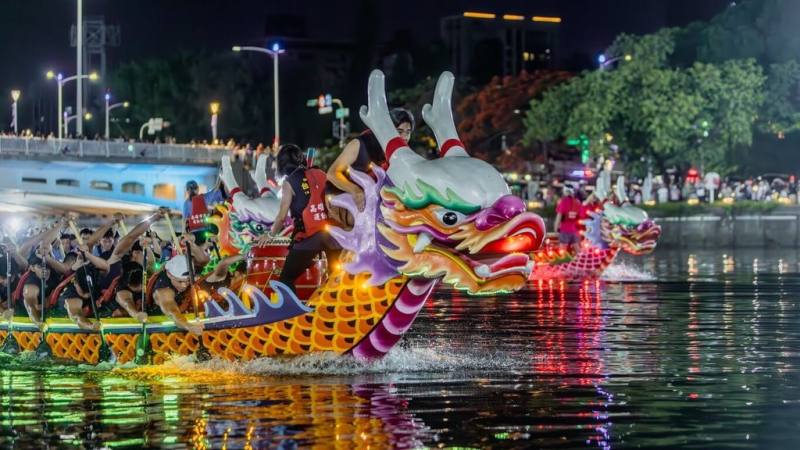 「高雄端午龍舟嘉年華暨龍舟錦標賽」30日起在愛河水域登場，高雄市政府運動發展局26日公布道路管制資訊，由於活動現場周圍停車位稀少，建議民眾搭捷運。（高市府運發局提供）