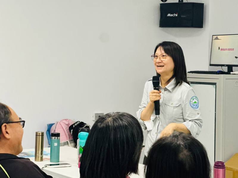 墾管處保育研究科研究員謝桂禎親自指導地方居民進行解說員監測與記錄訓練，從認識蝶類生態到資料紀錄與分析，真正讓保育從基層萌芽
