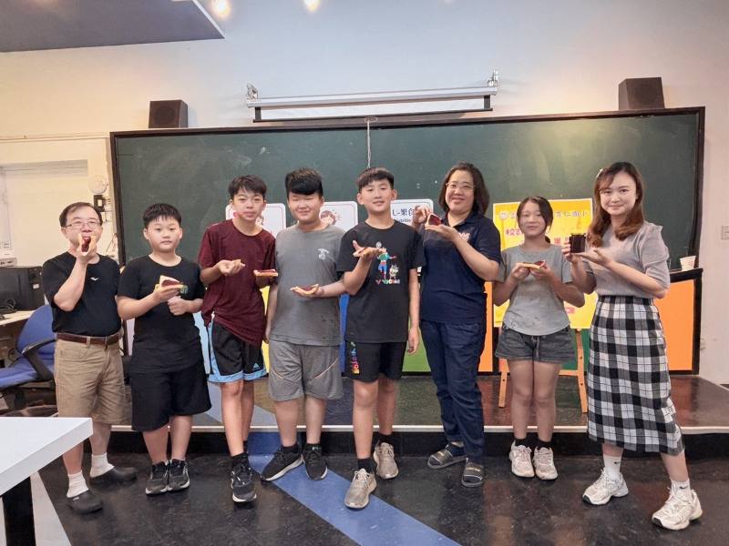 師生享受自製的洛神花果醬