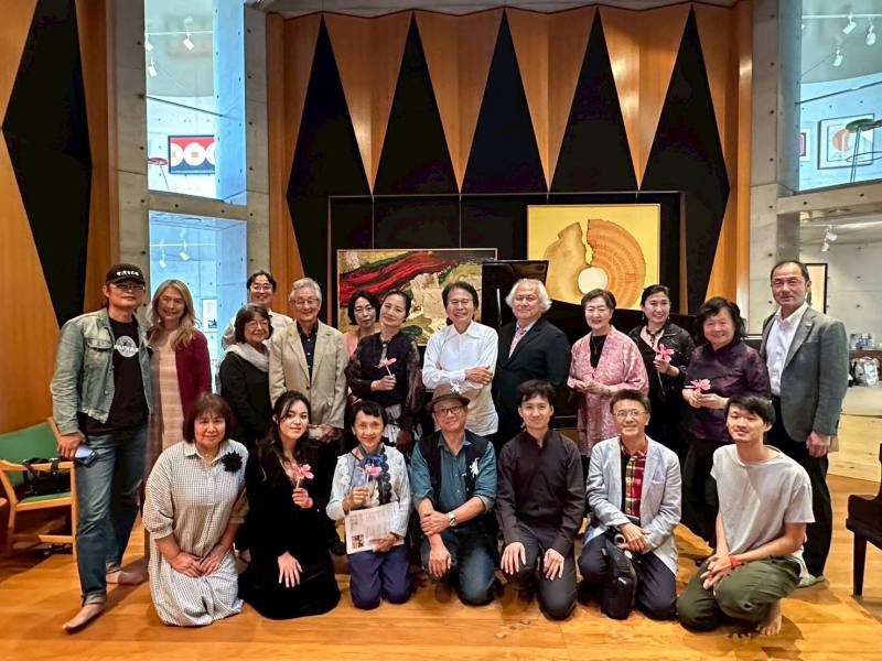 台日共丸聯盟發起的「台灣自己館」行動，25日舉行「日本遇見台灣」音樂會，與會的台日音樂家合影。(台灣共丸行動聯盟提供)
