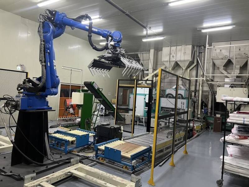 稻米生產最重人力部分在包裝，過去1條生產線最少要4名人力，東遠碾米廠導入智慧堆棧系統，可減少到1人，且可同時負責多條生產線，解決缺工問題。（東遠碾米廠提供）