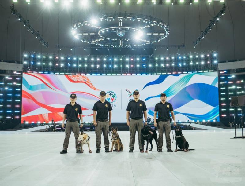 軍犬分隊於世壯運開幕前夕執行搜索勤務，確保安全。（軍聞社記者陳軍均攝）