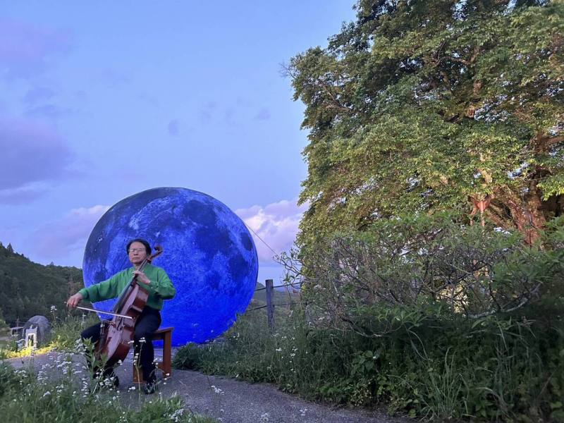 台日共丸聯盟發起的「台灣自己館」行動，5月25日傍晚在日本真庭市千年醍醐櫻花樹下，由旅日大提琴家三船文彰展開一場別開生面，千年一遇的大提琴演奏。(台日共丸聯盟提供)