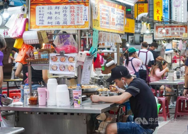民眾在台北寧夏夜市小吃攤用餐。（中央社檔案照片）