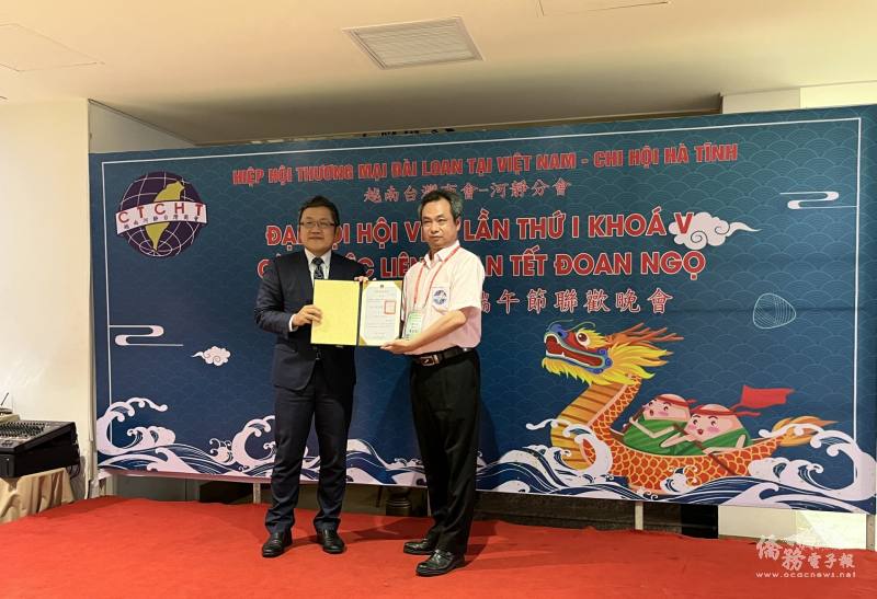 劉世忠代表僑委會委員長徐佳青頒發新任僑務促進委員葉富國聘書