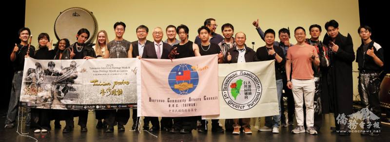 張良民（左8）特地觀賞來自臺灣「十鼓擊樂團」的精彩表演