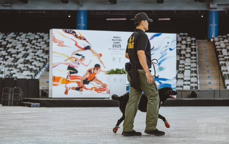 犬隻透過敏銳嗅覺，能迅速辨識危險物品。（軍聞社記者陳軍均攝）