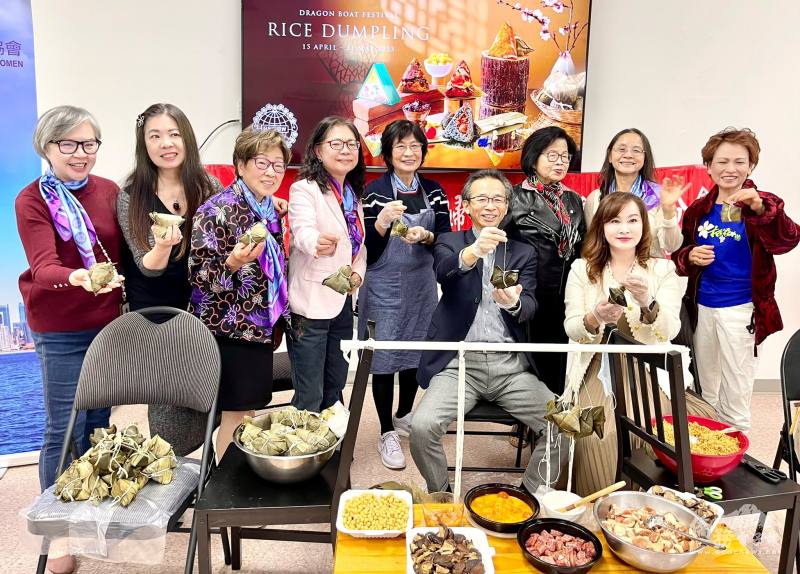 梁毅鵬學習包粽展示成果