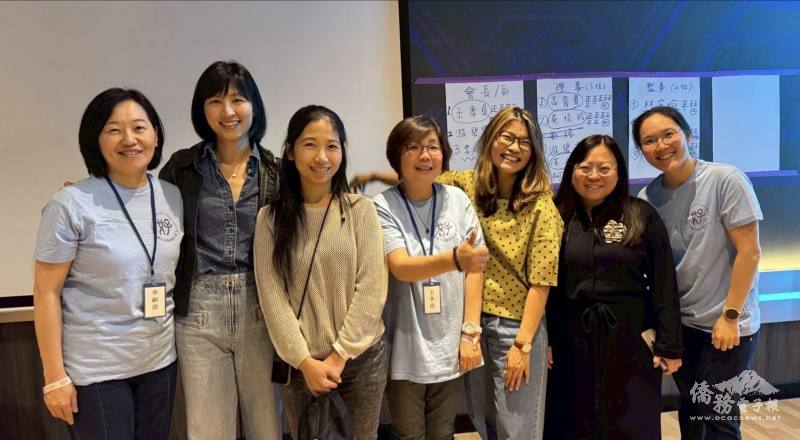 法蘭克福臺德婦女會新幹部成員；左起，監事李嗣琪、理事洪子秋、理事吳佳玲、會長王孝貞、副會長李淑嫻、監事傅佩芬、理事高青菁