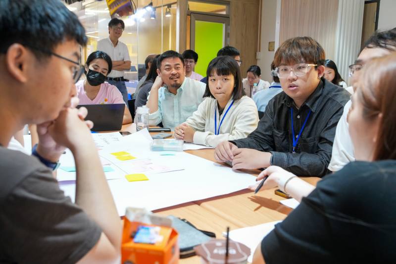 勞動部長洪申翰與青年討論非典勞動議題