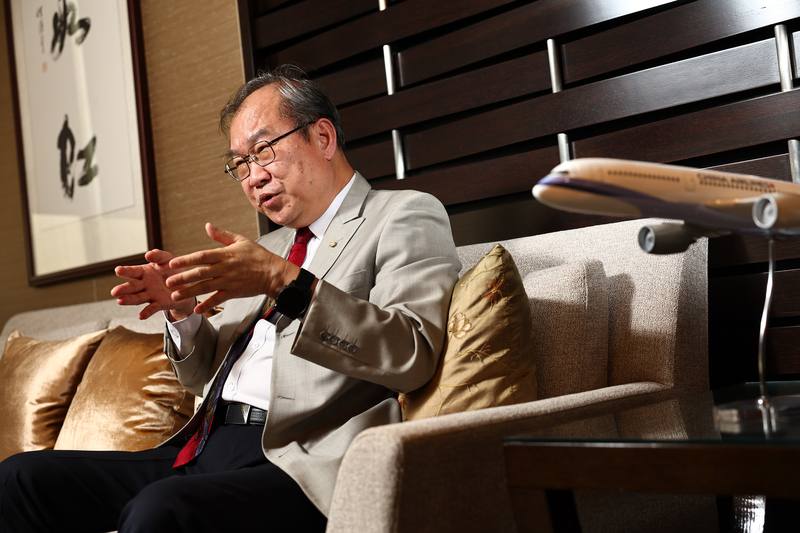 在美國總統川普透過對等關稅與各國談判之際，華航董事長高星潢（圖）澄清，「採購波音真的沒有壓力」，是華航提出需求與專業顧問建議；面對飛機供應鏈斷鏈，華航擴編7人團隊進駐波音，盼台美合作加速交機進度。