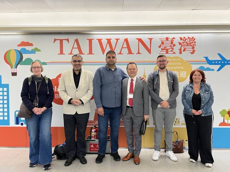 英國「工黨台灣之友會」共同主席彌蘇拉（Navendu Mishra ）下議員（左三）於本（5）月25日率團訪台，外交部歐洲司總領事回部辦事林暉程接機。