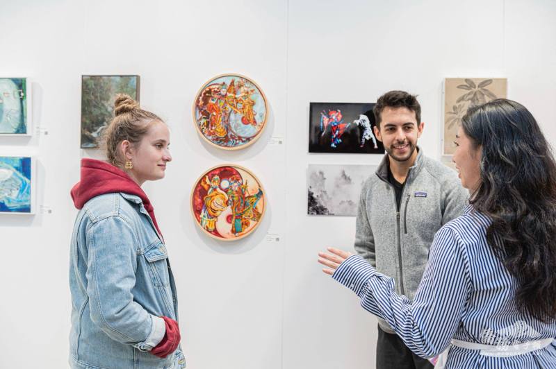 策展人張惟婷向參展民眾介紹臺灣作品