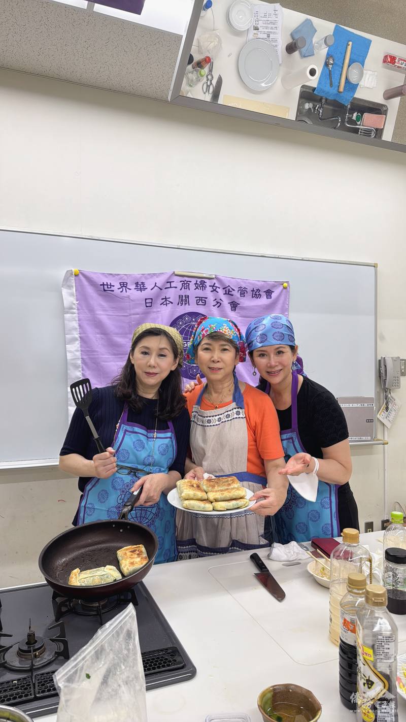 輔導會長劉雯玲(左)名譽會長洪麗華(中)及會長林伊曼(右)合影