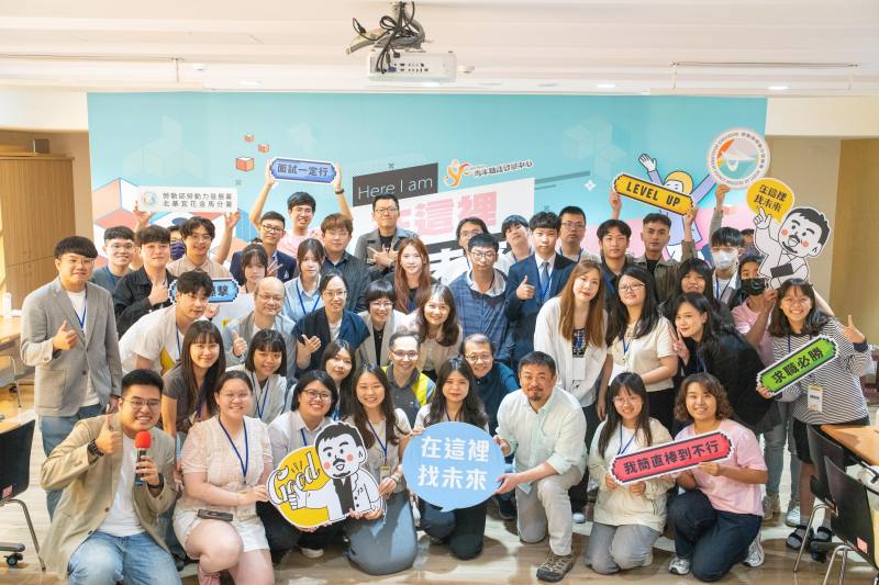 勞動部長洪申翰與大專校院青年合照