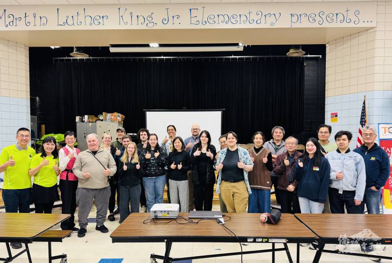 臺灣華語文學習中心主任葉劉崑(左一)、教師詹珂瑜(左二)、周玉若(左三)、麻將文化導覽活動講師，與安娜堡臺灣華語文學習中心學生開心合影