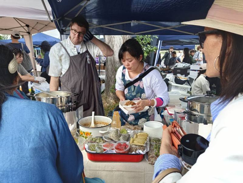 滿滿家鄉味的美食攤位，讓現場眾人唇齒留香，心滿意足地度過一個美好的午後