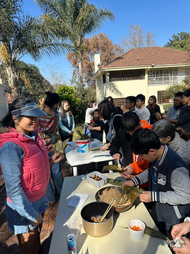 大小朋友齊聚一堂，在親手操作中學習端午節的由來與意義