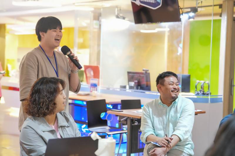 青年代表於會議中發表意見