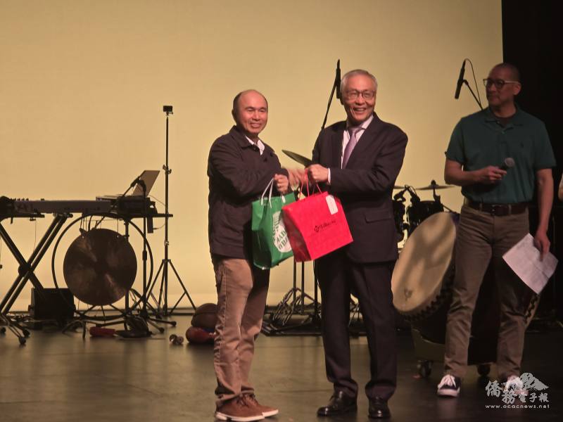 大波特蘭臺灣同鄉會會長李旭東（左）與張良民（右）互贈伴手禮