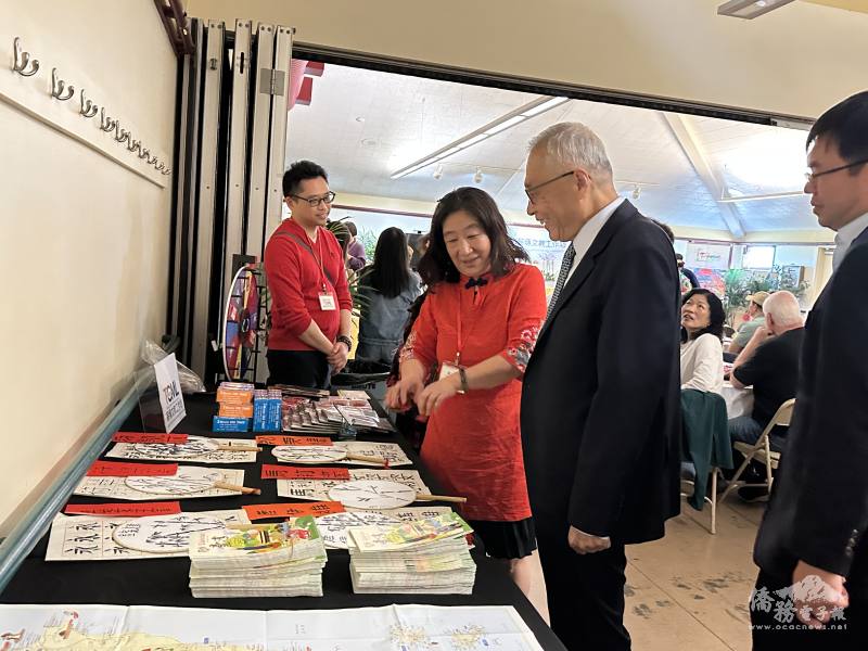 張娟熹向張良民介紹學生作品