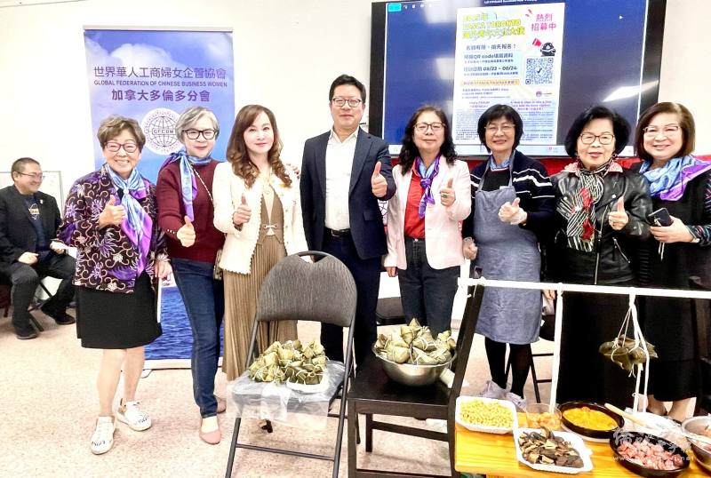 藍柏青、僑務委員林美玲、僑務顧問許淑華、鄭秀明等與會長林麗娟僑務顧問等合照