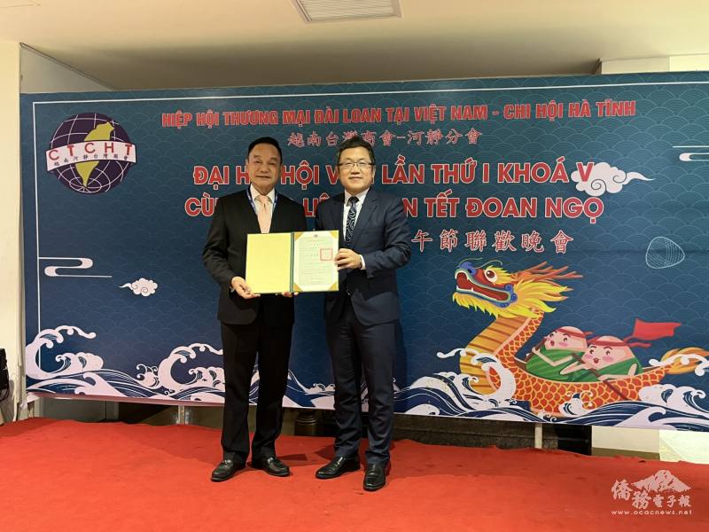 劉世忠代表僑委會委員長徐佳青頒發新任僑務顧問陳榮進聘書