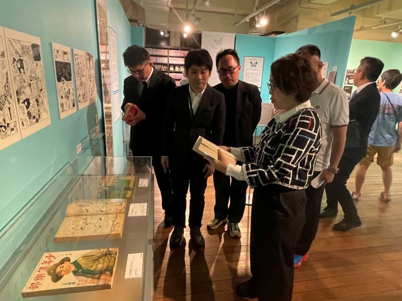 Deputy Minister of Culture Sue Wang visits the Taiwan-Japan manga exhibition