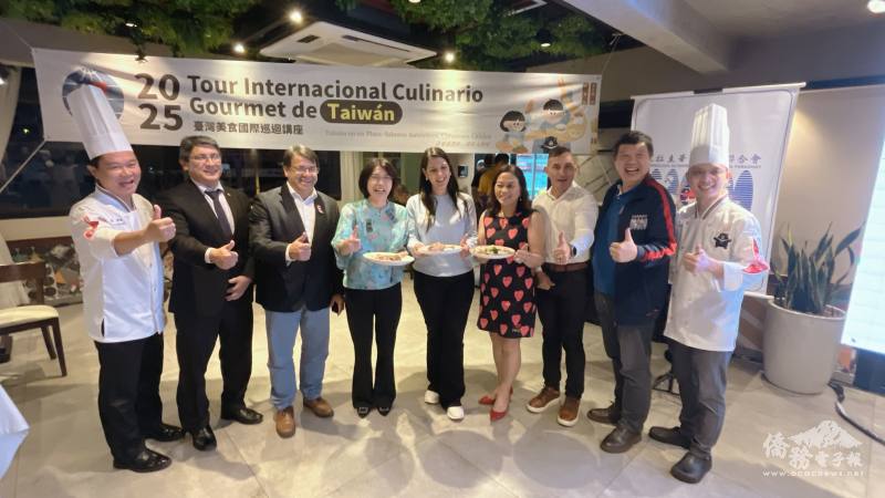 主廚們與來賓一同展示菜餚成品；左起溫國智、吉梅內斯、桑切斯、陳慧芬、米爾娜、劉秀珠、里瓦斯、王永旭、陳瑞昌