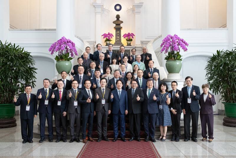 總統與訪賓一行合影