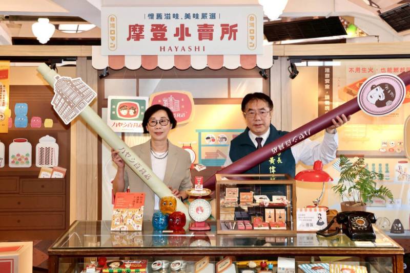 台南市長黃偉哲（右）26日出席林百貨再開幕11週年主題企劃記者會，公開週年主題活動企劃內容。（台南市政府提供）