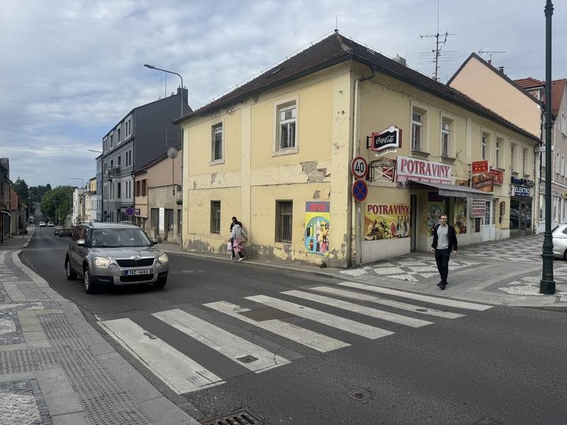 在捷克，「行人優先」是無需多言的社會共識。當行人站在斑馬線前，即使只是露出一絲想過馬路的意圖，駕駛遠遠地看到，就會主動減速並等候讓行。