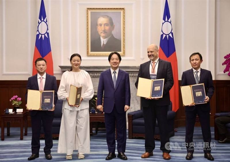 President Lai Ching-te (center) presents leaders of tech conglomerates with Taiwan's Employment Gold Card in 2024. CNA file photo