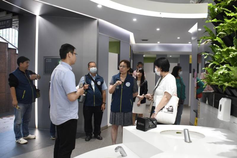 本署北區環境管理中心與新北市政府現場導覽性別友善廁所