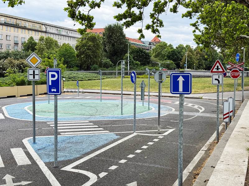 捷克的駕訓班課程非常重視實務與安全教育。另外，連小孩練習騎單車時，各地普遍設有模擬交通號誌的專用場地，讓孩子們從小養成正確的交通安全觀念。