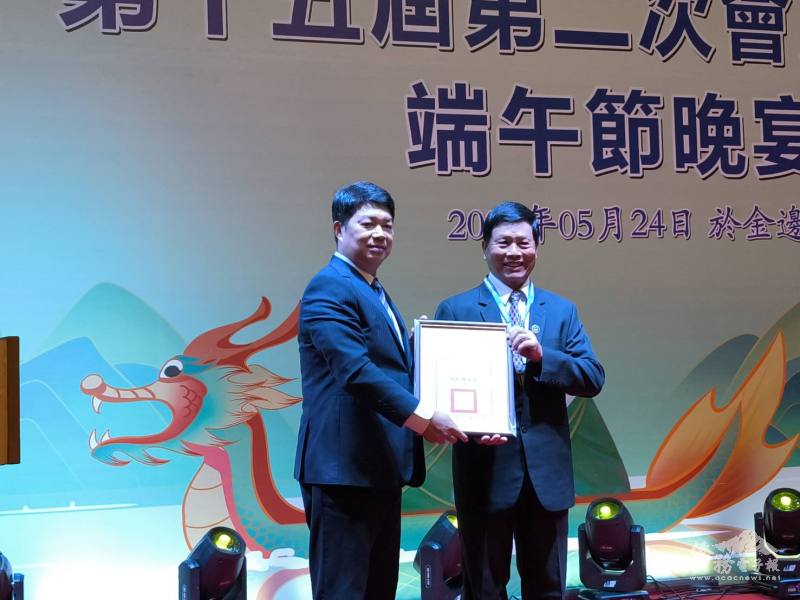 駐胡志明市辦事處處長韓國耀代表總統府致頒僑務委員張清水續聘任命令