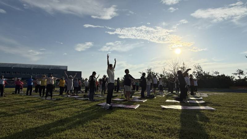 百人晨曦瑜伽 在山海間甦醒身心靈