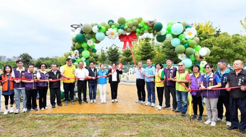 彰化社頭鄉花木公園26日啟用，花木公園是縣內第4座寵物公園，彰化縣長王惠美（左10）出席剪綵。（彰化縣政府提供）