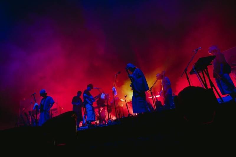 高雄流行音樂中心官網推出「閱讀音樂」線上專欄，樂評人因奉以評論筆觸解析落日飛車與韓國樂團HYUKOH共演的「AAA演唱會」，從舞台視覺、音樂編制到文化氛圍等。（高雄流行音樂中心提供）