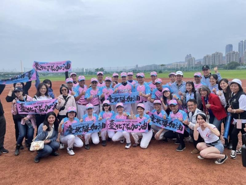 2025雙北世界壯年運動會慢速壘球項目45歲以上混合休閒組僅雙北首長隊報名，採三戰兩勝制，兩隊25日再度對決，終場由台北隊以6比3勝出摘金，賽後開心留影。（台北市政府提供）