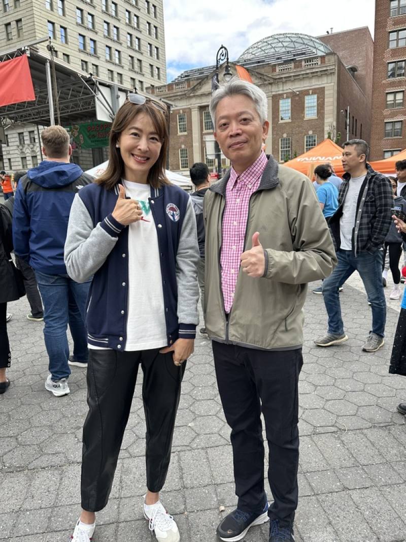 駐紐約辦事處長李志強與台北101董事長賈永婕，共同出席在曼哈頓聯合廣場舉行的台灣巡禮文化藝術節。